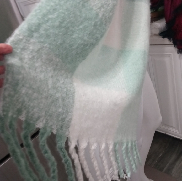 Steve Madden Sage white Buffalo plaid blanket Wrap with Fringe SMA-768 NEW - Picture 4 of 14